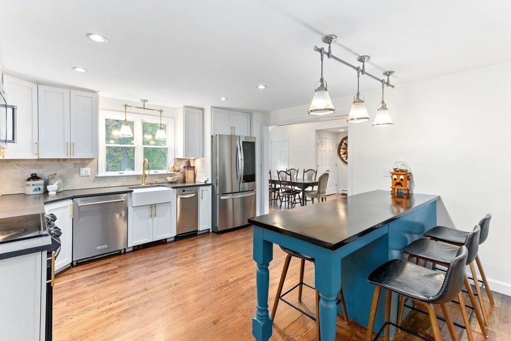 Dining room, Interior, Kitchen, Pendant Lights, Recessed Lighting, Stainless Steel Appliances, Wood Texture Flooring