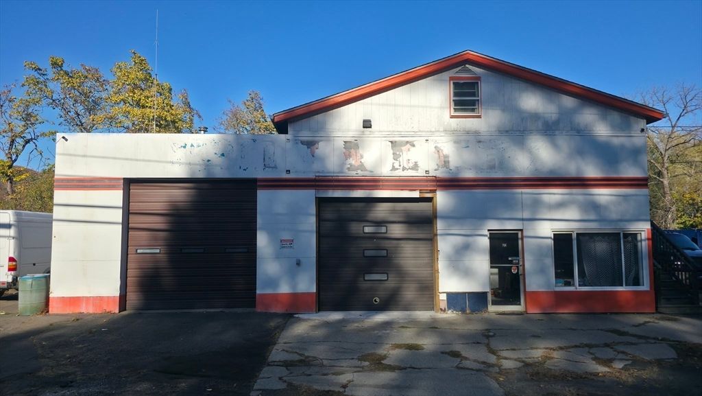 Exterior, Facade, Modern