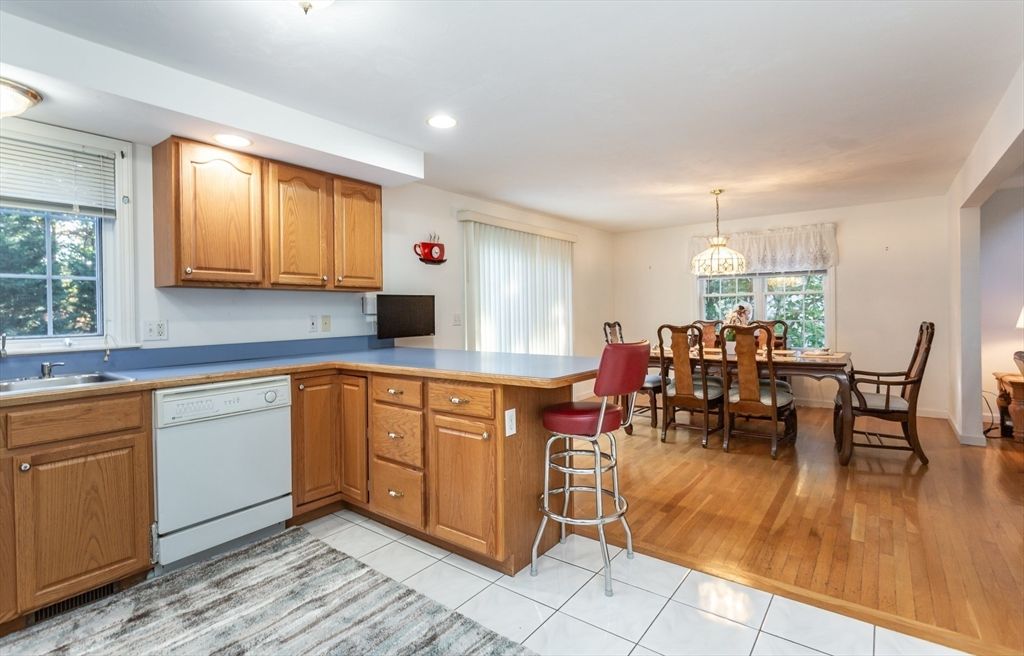 Dining room, Interior, Kitchen, Pendant Lights, Recessed Lighting, Wood Texture Flooring