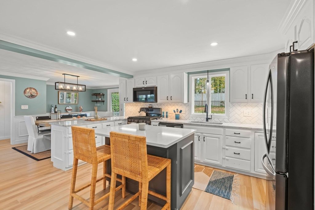 Dining room, Interior, Kitchen, Pendant Lights, Recessed Lighting, Wood Texture Flooring
