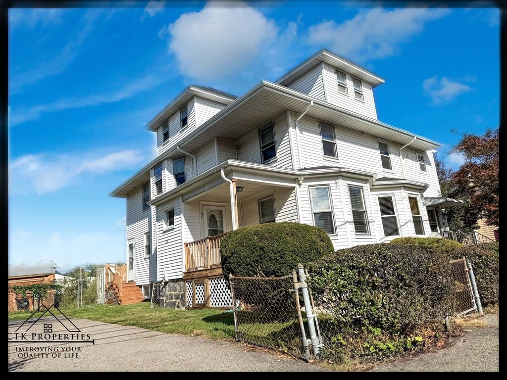 Exterior, Facade, American Foursquare
