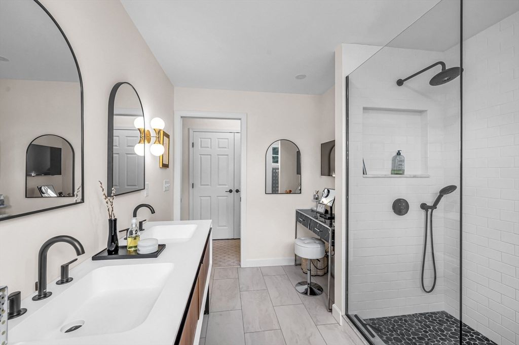 Bathroom, Dual Sink Vanities, Interior