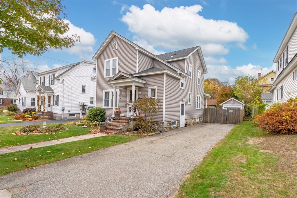 Exterior, Facade, Queen Anne Victorian