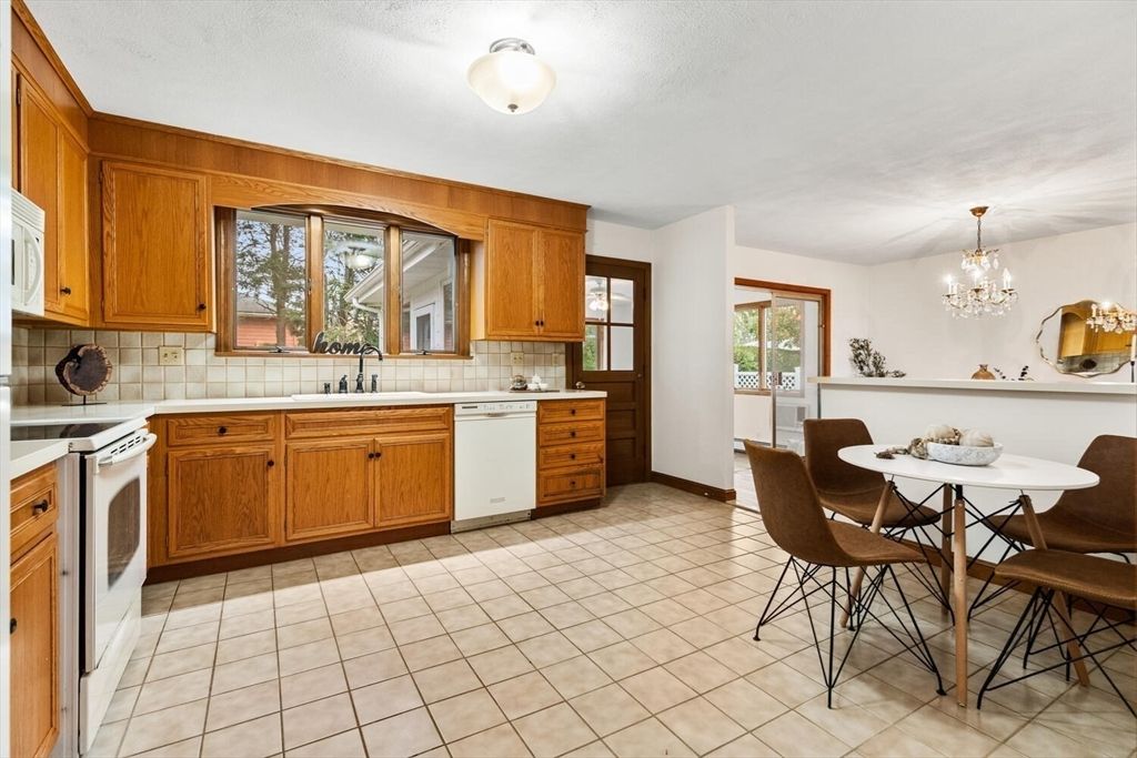 Chandelier, Dining room, Interior, Kitchen