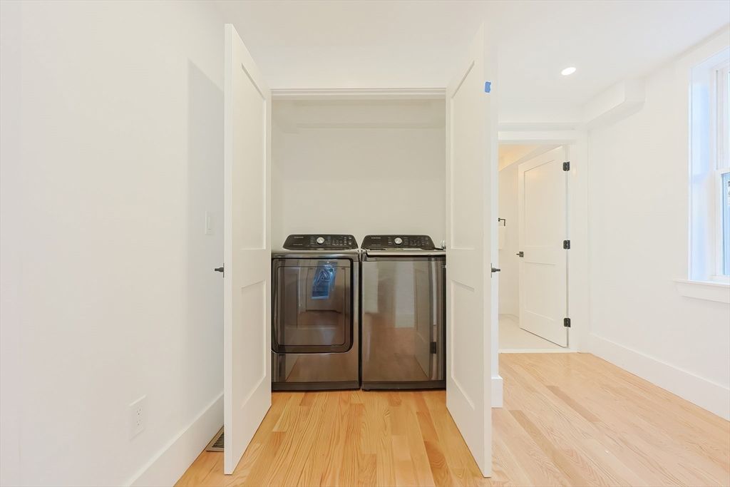 Interior, Recessed Lighting, Washer, Wood Texture Flooring