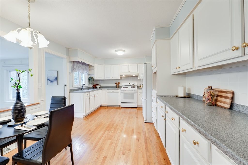 Interior, Kitchen, Pendant Lights, Wood Texture Flooring
