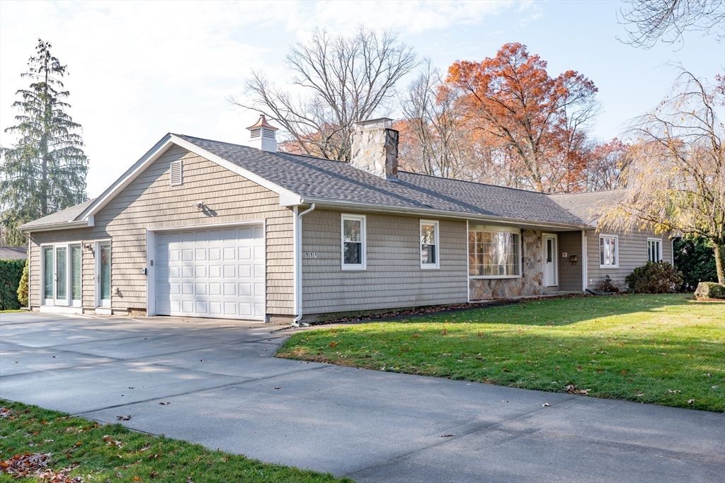 Attached, Exterior, Facade, Ranch