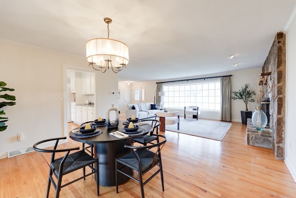 Chandelier, Dining room, Interior, Living room, Recessed Lighting, Wood Texture Flooring