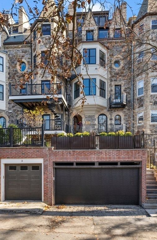 Attached, Exterior, Facade, Rowhouse