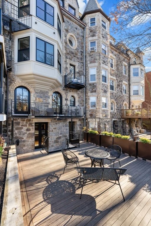 Exterior, Facade, Rowhouse