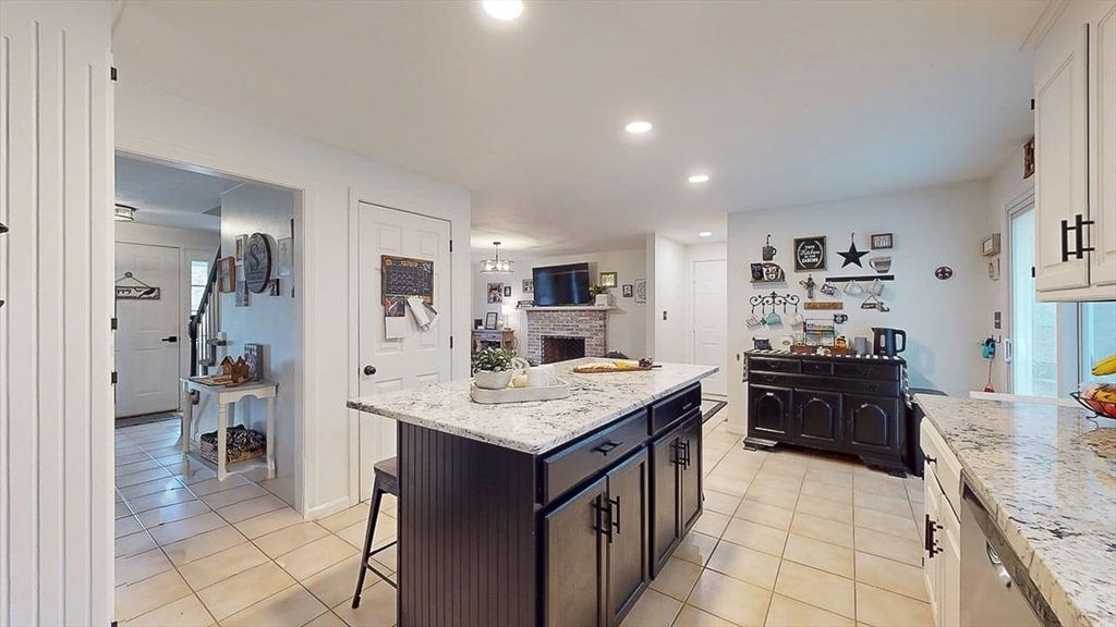 Fireplace, Interior, Kitchen, Recessed Lighting