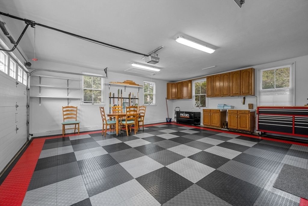Dining room, Garage, Interior