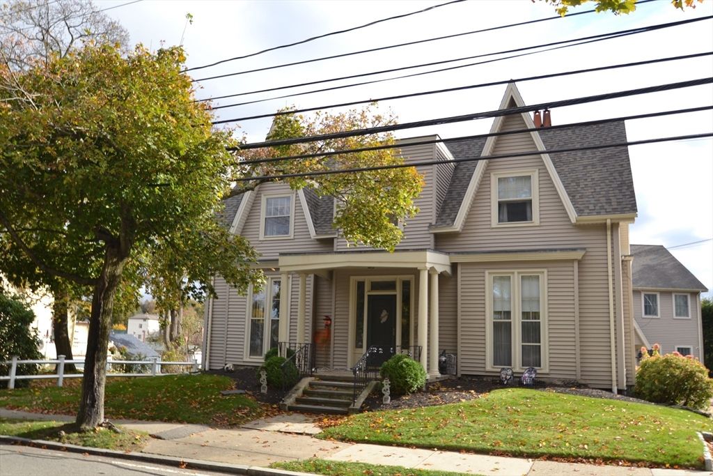 Exterior, Facade, Queen Anne Victorian