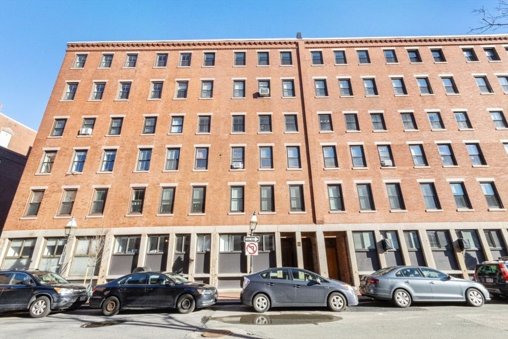 Exterior, Facade, Brick Facade, Chicago School