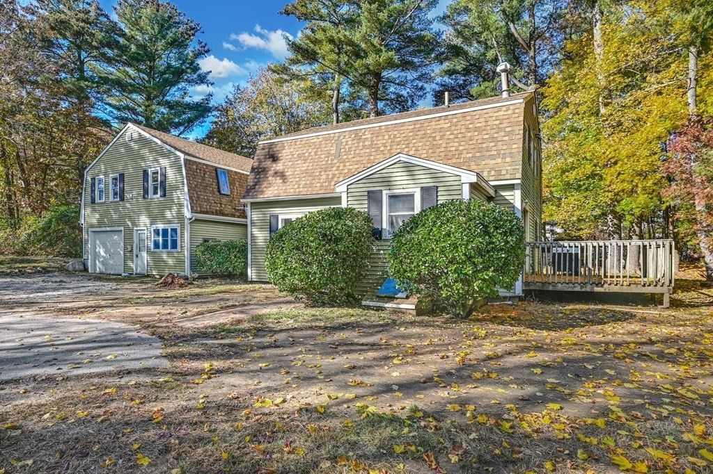 Attached, Exterior, Facade, Cape Cod