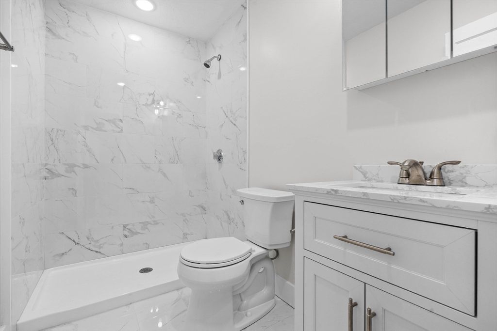 Bathroom, Interior, Marble, Marble Walls, Recessed Lighting