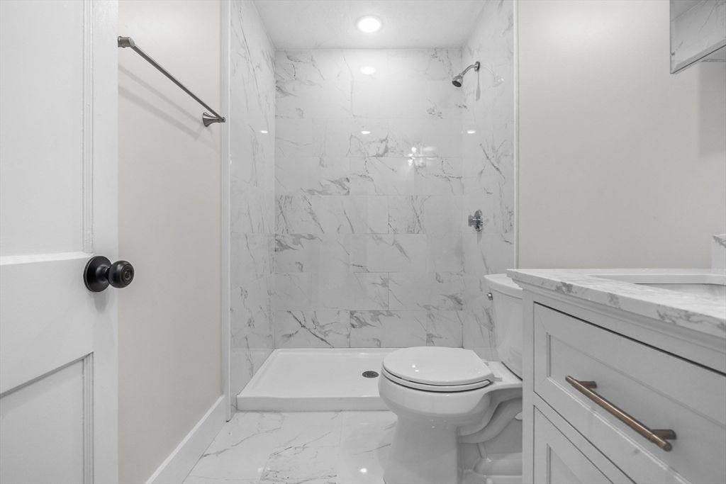 Bathroom, Interior, Marble, Marble Walls, Recessed Lighting