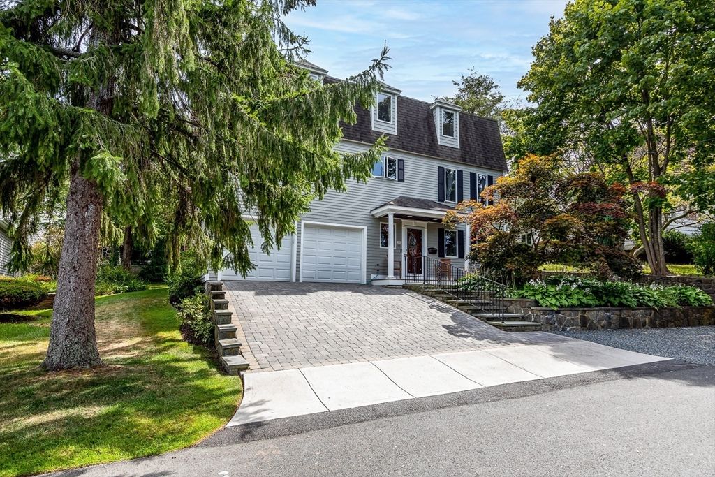 Attached, Exterior, Facade, Queen Anne Victorian