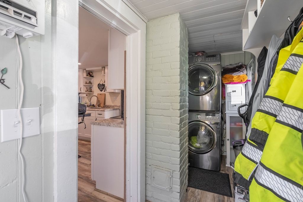 Interior, Utility Closets, Washer, Wood Texture Flooring