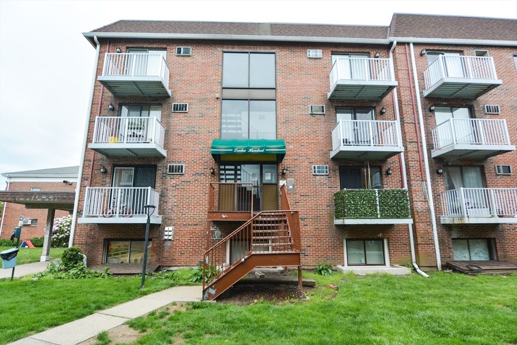 Exterior, Facade, Brick Facade, Rowhouse