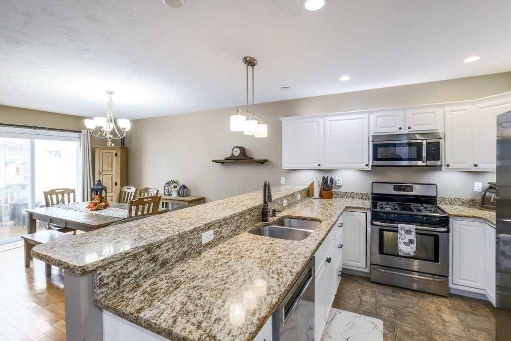 Chandelier, Dining room, Interior, Kitchen, Pendant Lights, Recessed Lighting, Stainless Steel Appliances