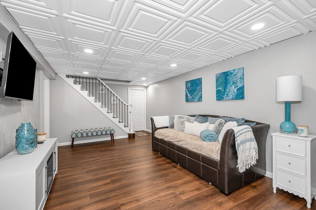 Interior, Recessed Lighting, Wood Texture Flooring