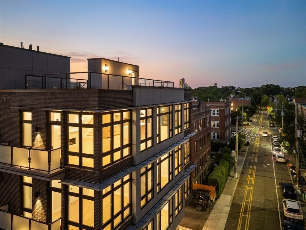 Exterior, Facade, Modern