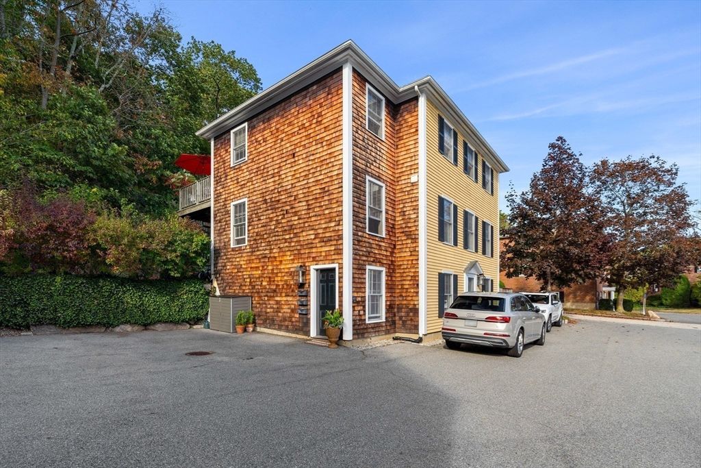 Exterior, Facade, Brick Facade, Rowhouse