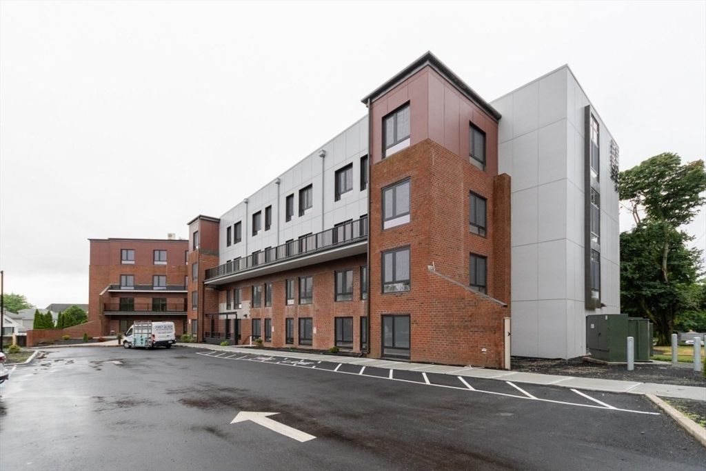 Exterior, Facade, Brick Facade, Rowhouse