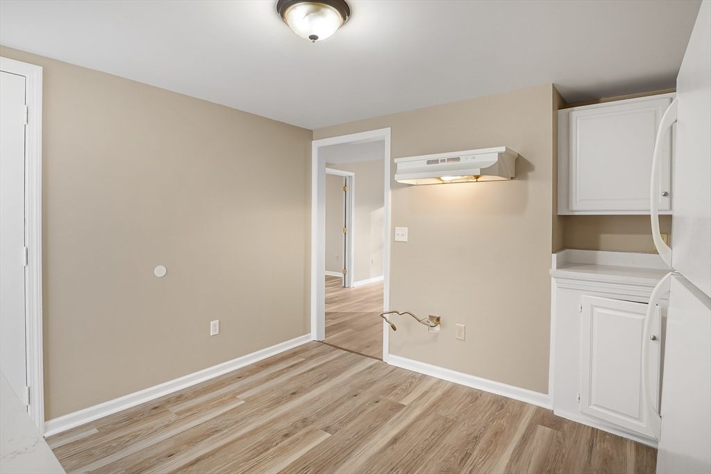 Interior, Washer, Wood Texture Flooring
