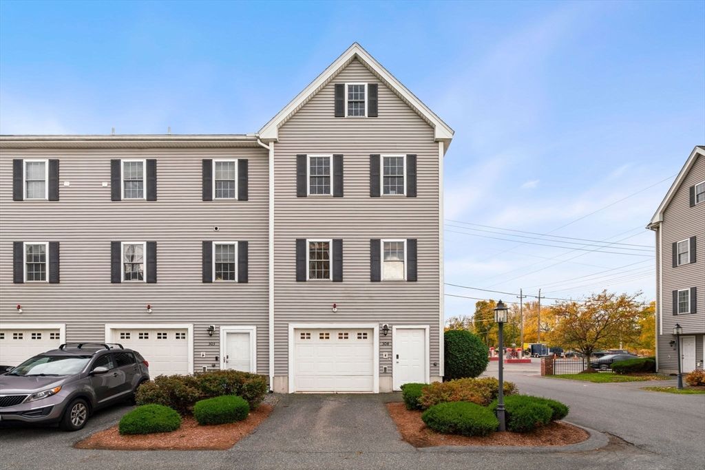Attached, Exterior, Facade, Rowhouse