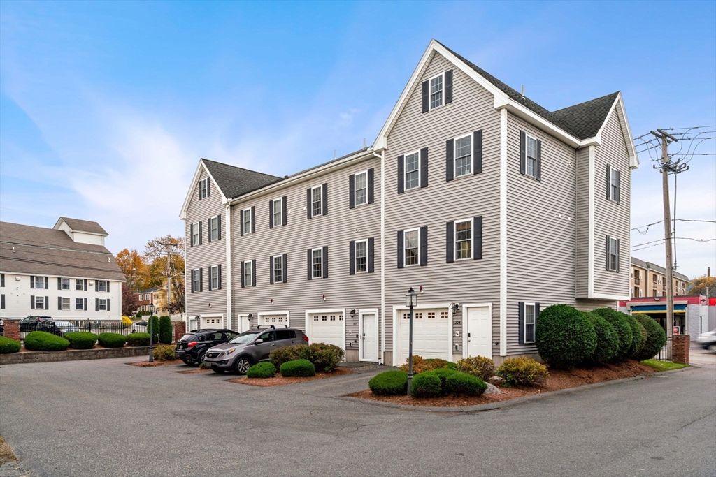 Attached, Exterior, Facade, Rowhouse