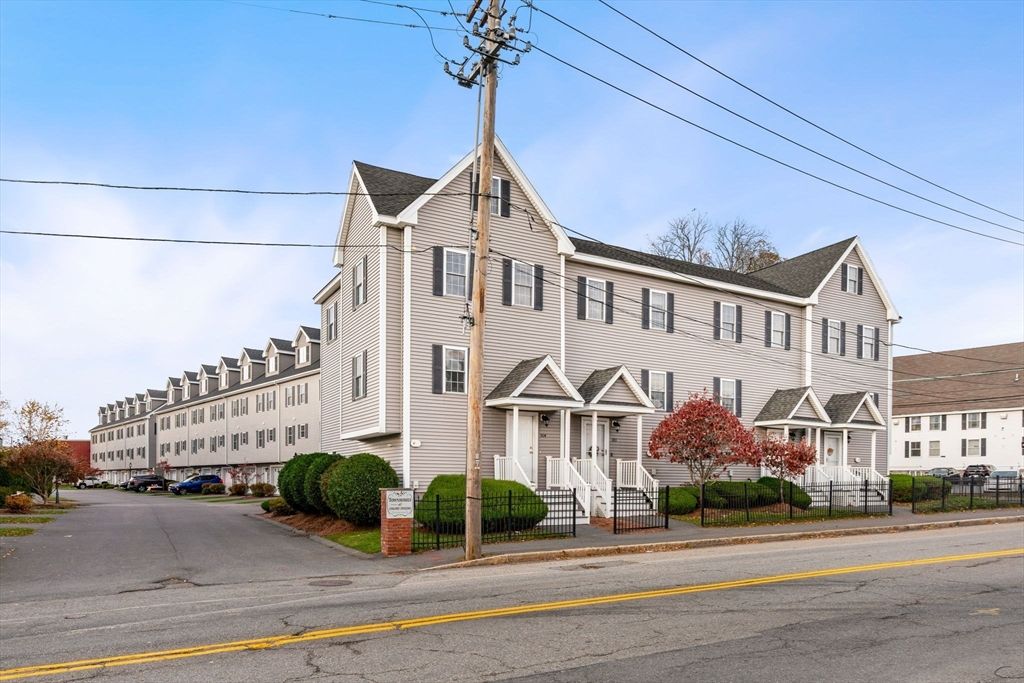 Exterior, Facade, Rowhouse