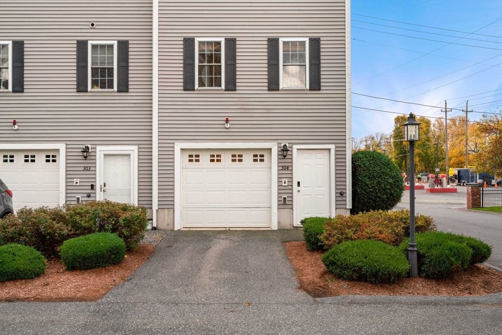 Attached, Exterior, Facade, Rowhouse