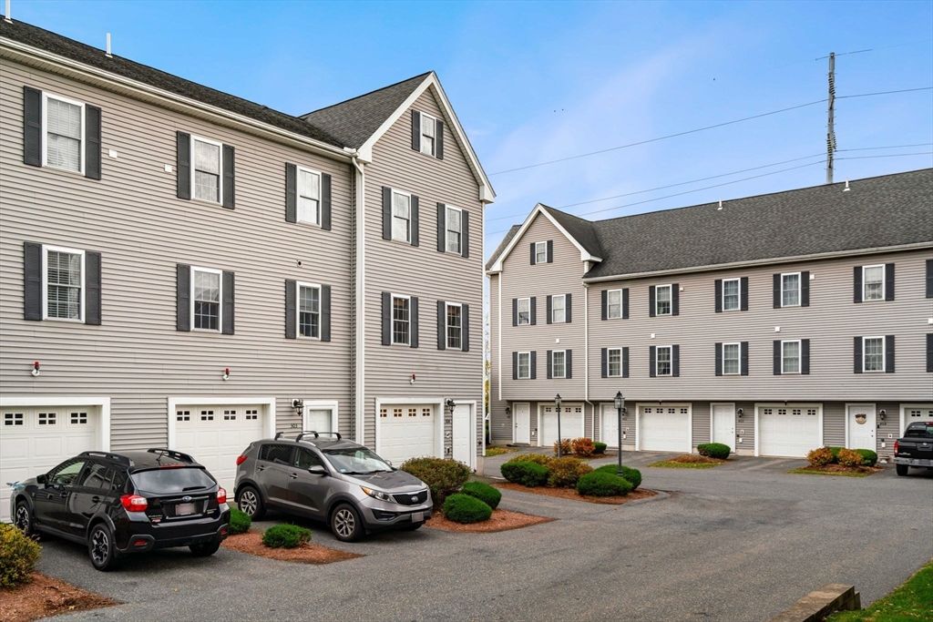 Attached, Exterior, Facade, Rowhouse