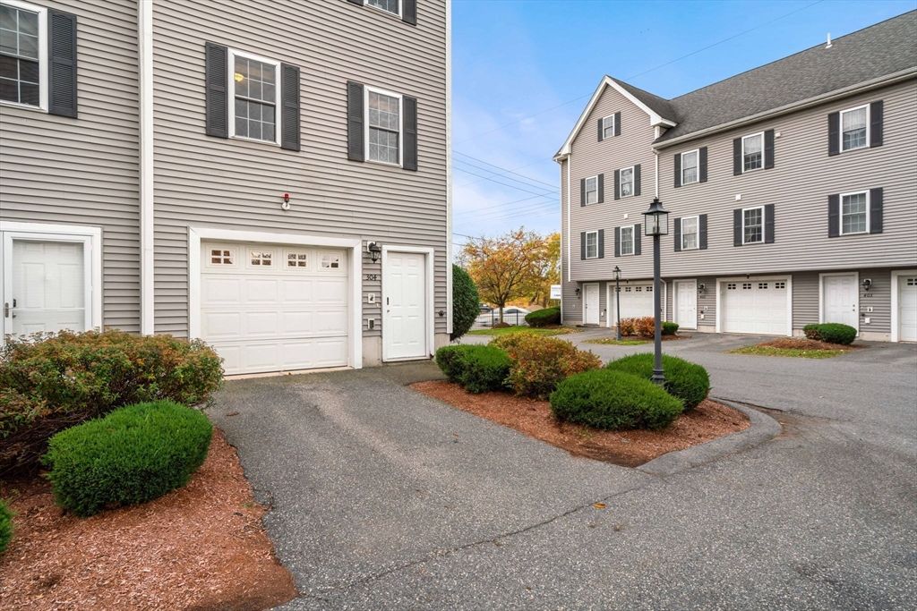 Attached, Exterior, Facade, Rowhouse