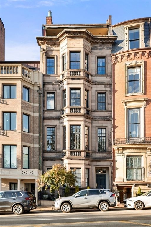 Exterior, Facade, Brownstone