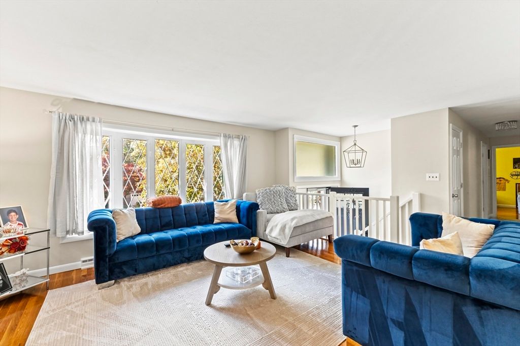 Interior, Living room, Pendant Lights, Wood Texture Flooring