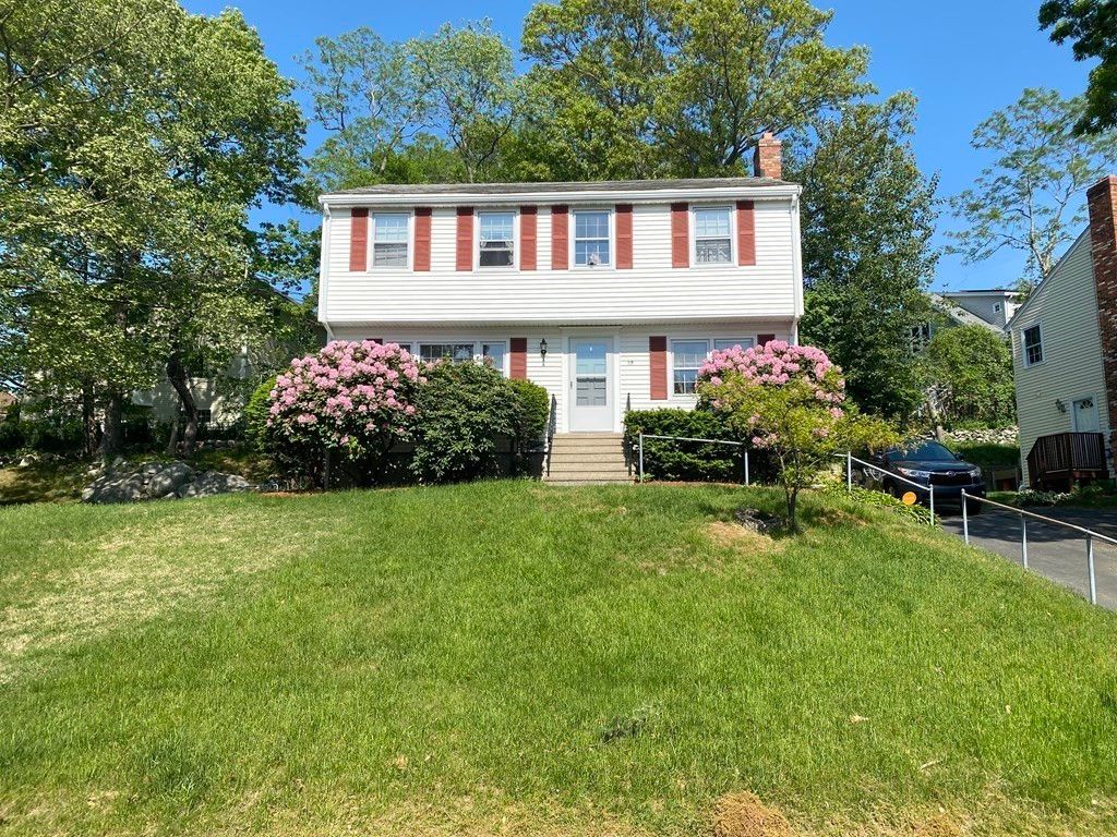 Exterior, Facade, Raised Ranch