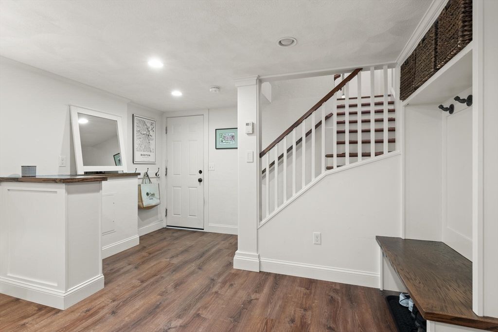 Interior, Recessed Lighting, Wood Texture Flooring