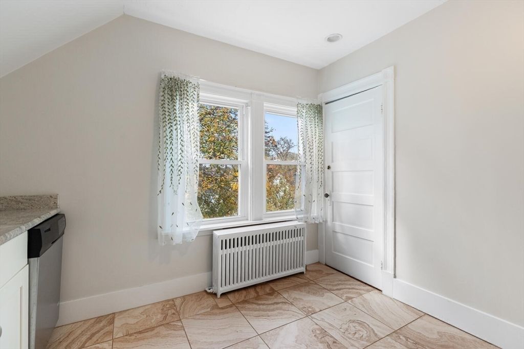 Empty room, Interior