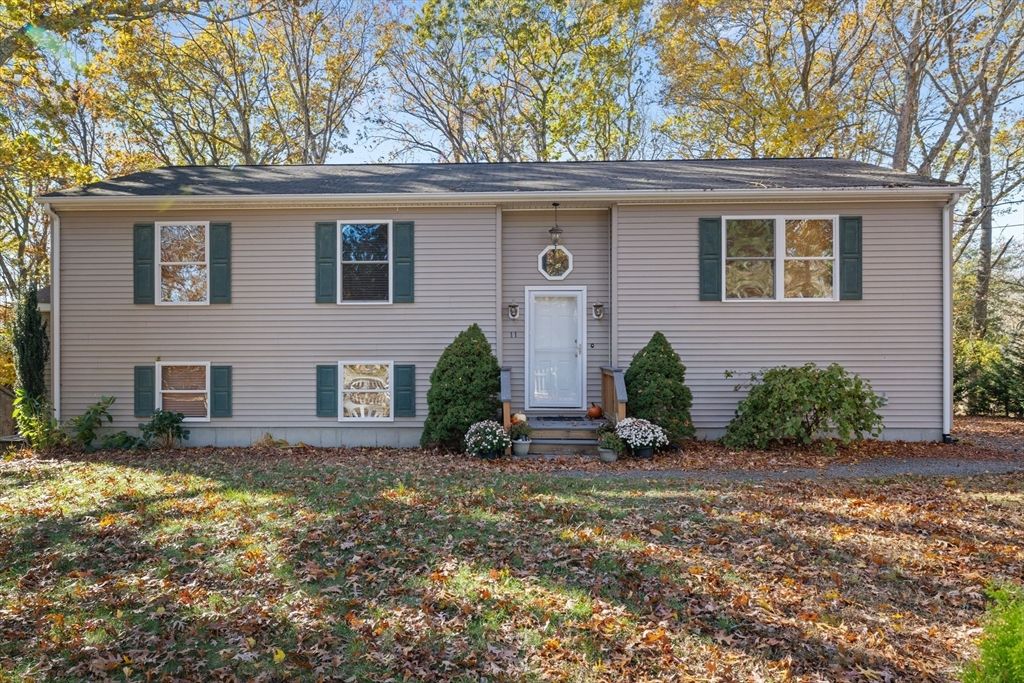 Exterior, Facade, Raised Ranch