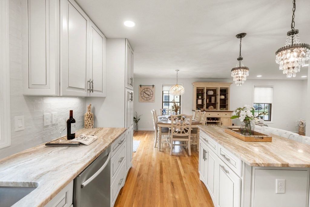 Chandelier, Dining room, Interior, Kitchen, Pendant Lights, Recessed Lighting, Wood Texture Flooring