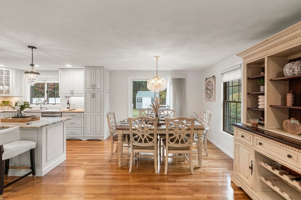 Chandelier, Dining room, Interior, Kitchen, Pendant Lights, Recessed Lighting, Wood Texture Flooring