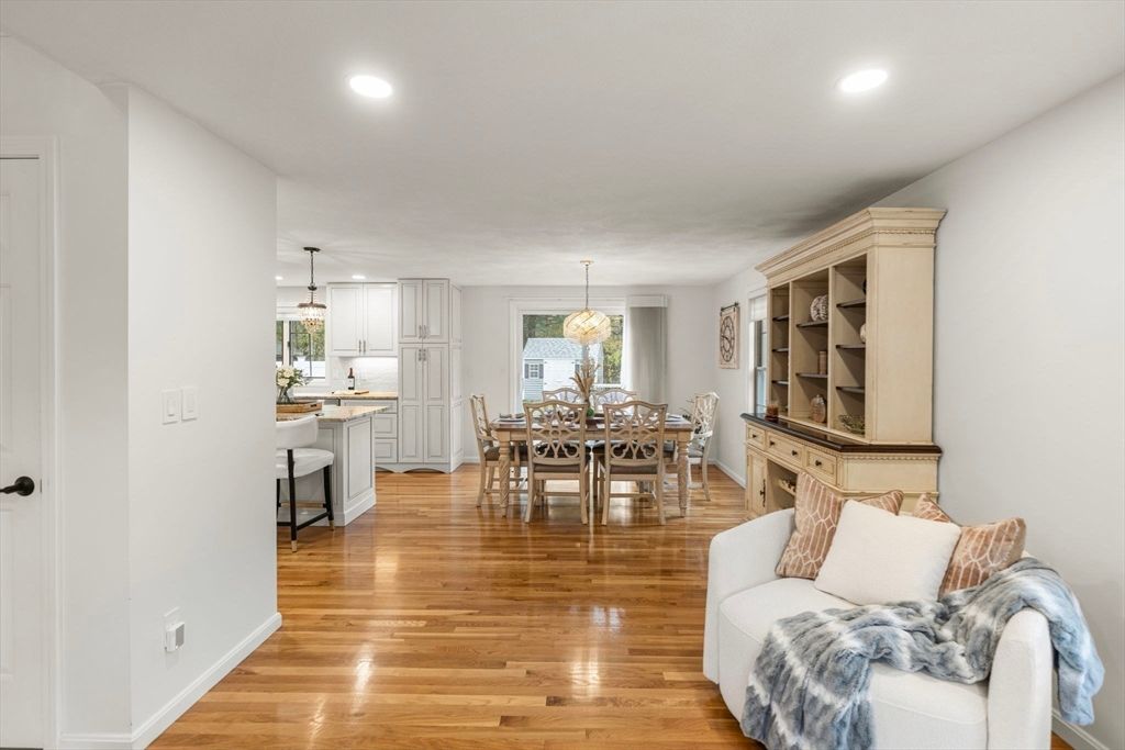Dining room, Interior, Kitchen, Pendant Lights, Recessed Lighting, Wood Texture Flooring