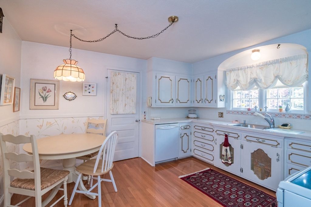 Dining room, Interior, Kitchen, Pendant Lights, Wood Texture Flooring