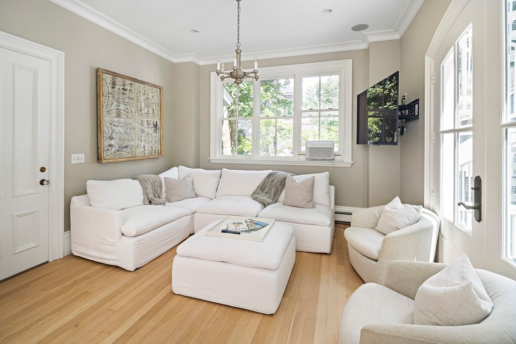 Interior, Living room, Pendant Lights, Recessed Lighting, Wood Texture Flooring