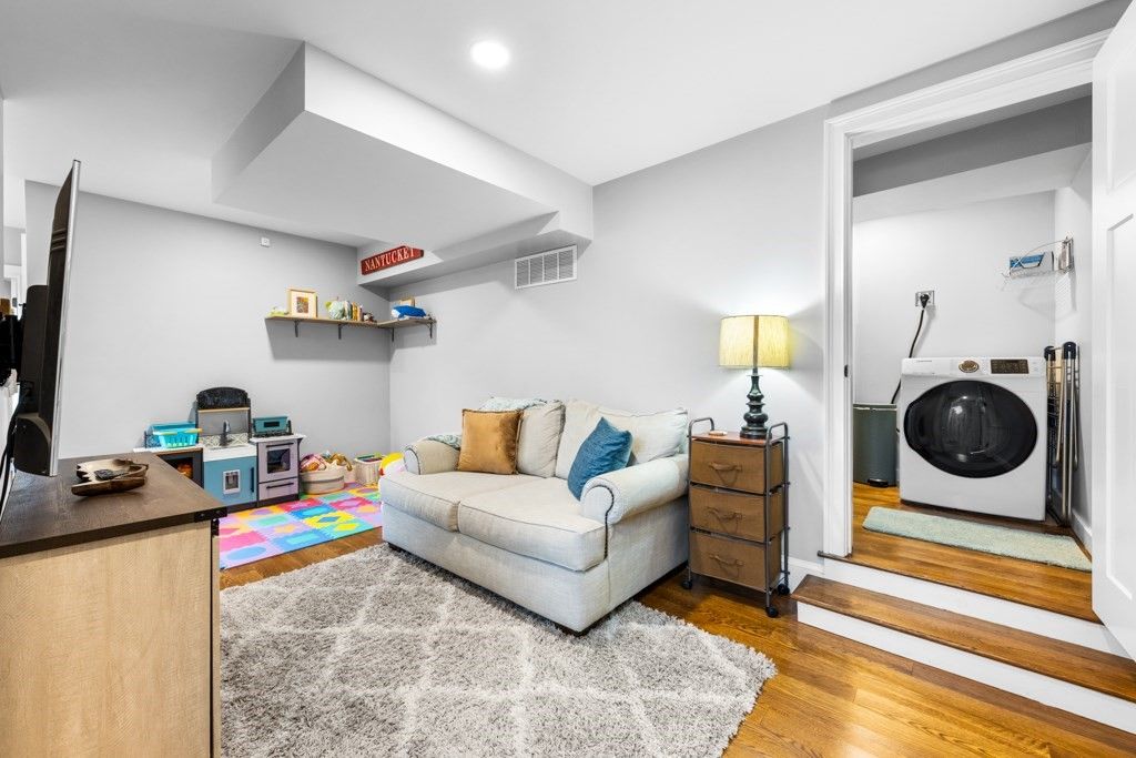 Interior, Recessed Lighting, Washer, Wood Texture Flooring