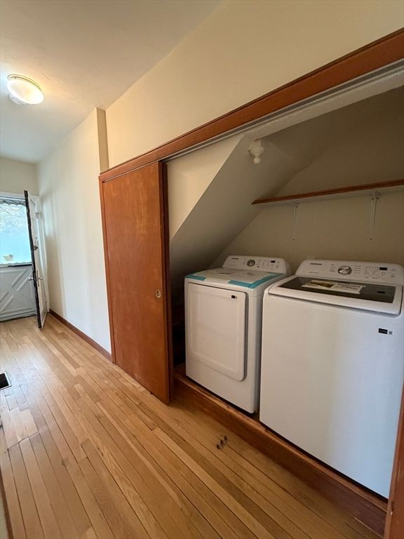 Interior, Washer, Wood Texture Flooring