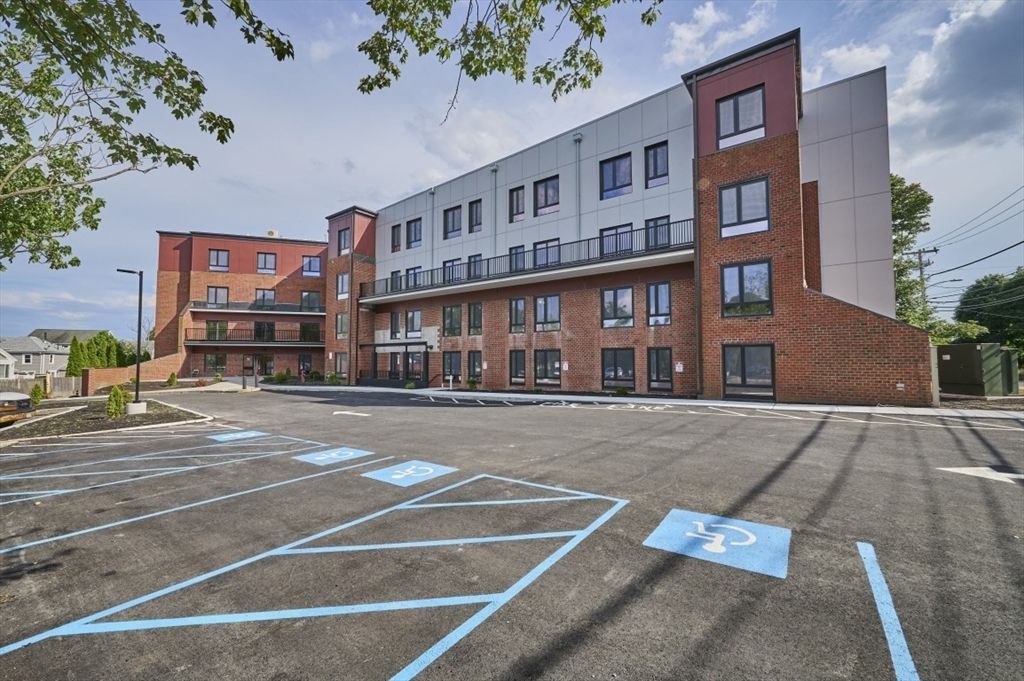 Exterior, Facade, Brick Facade, Rowhouse